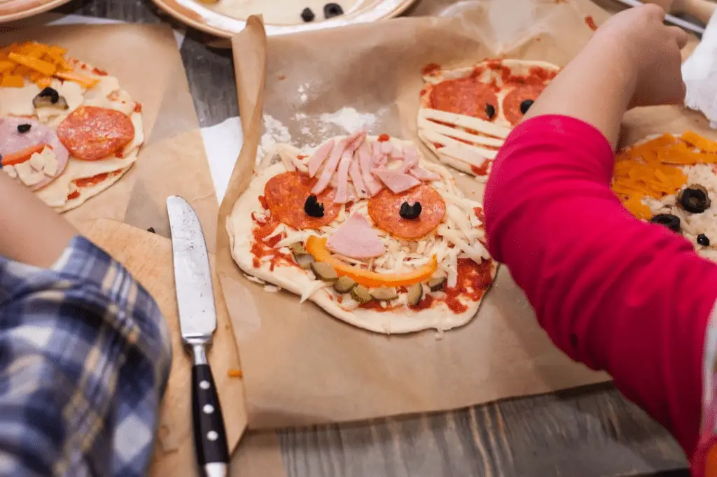 pizza para niños con forma de cara divertida