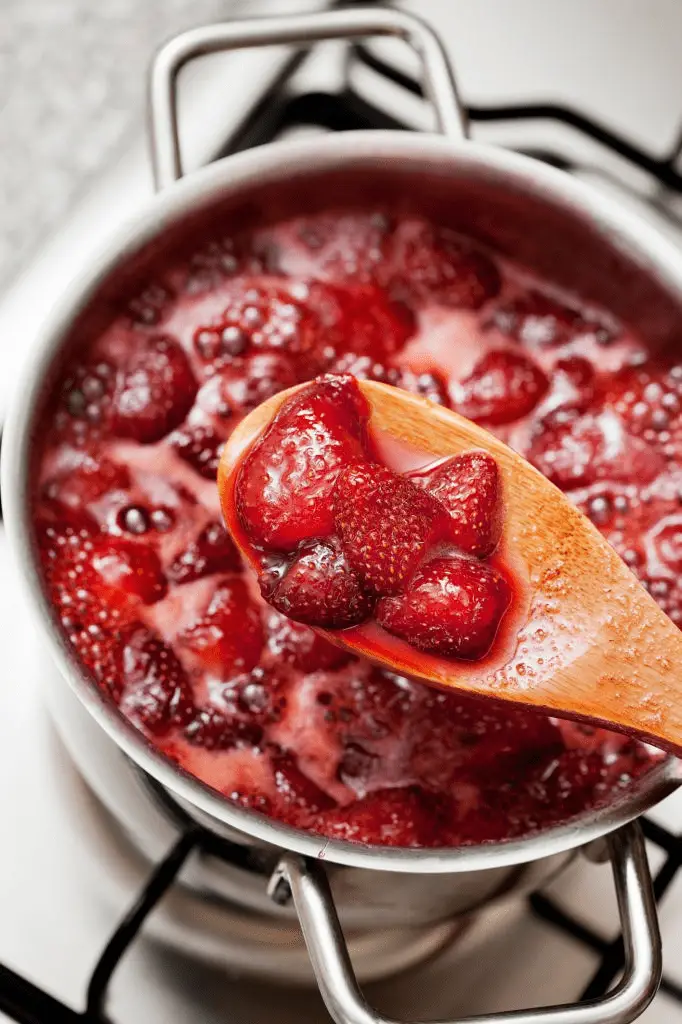 Cuece las fresas junto al azúcar y el agua durante 20 minutos.