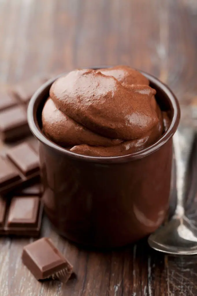 helado de chocolate con nata