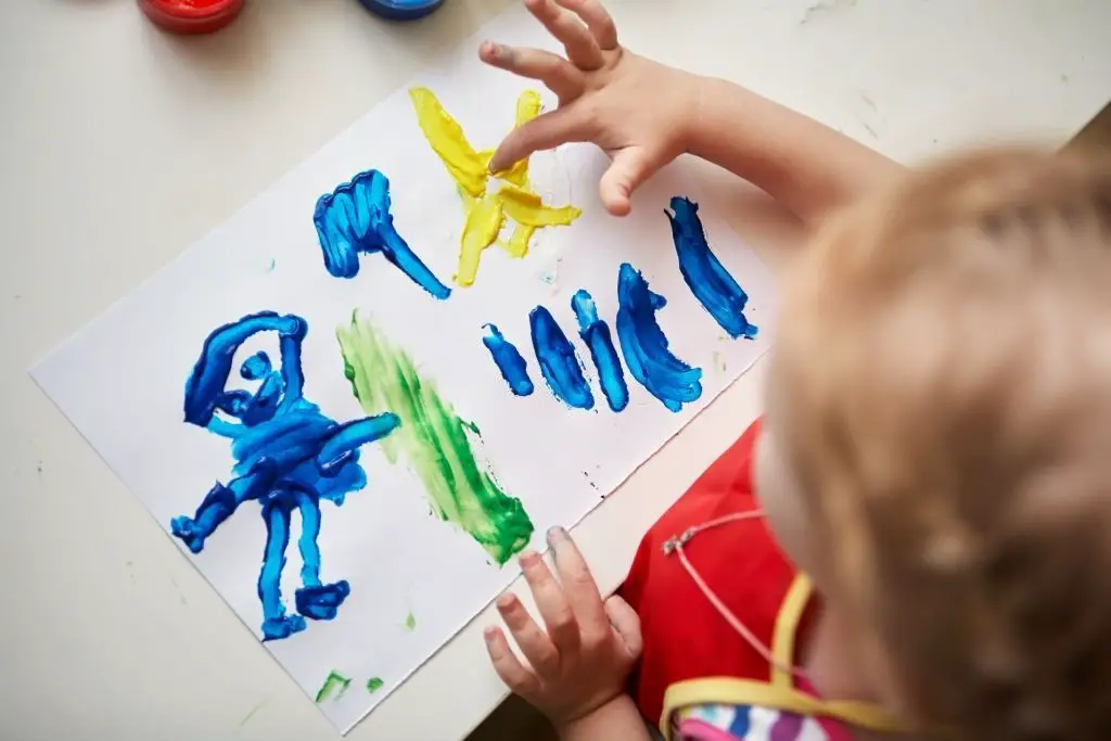 niño pintando con los dedos