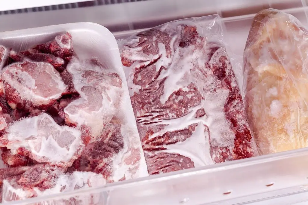 Carne envasada en el congelador