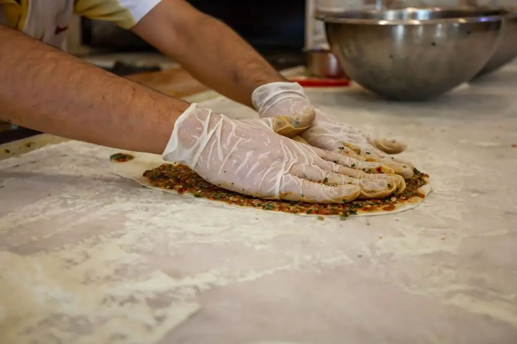 preparacion ingredientes pizza turca