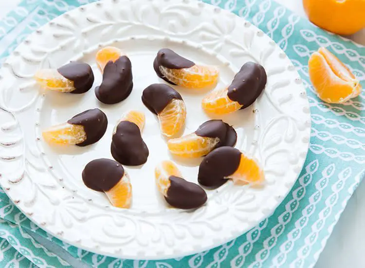 Aperitivo saludable mandarinas cubiertas de chocolate