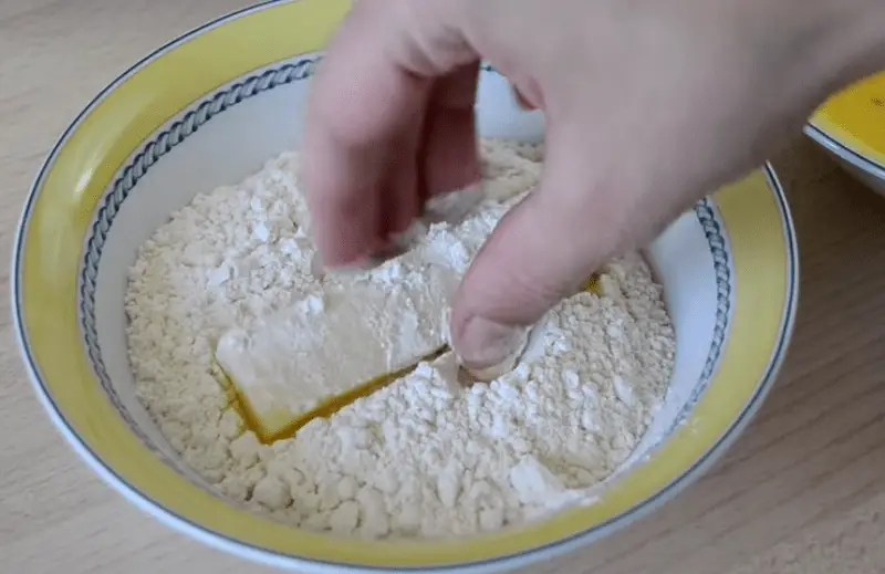 Enharinar los palitos de queso