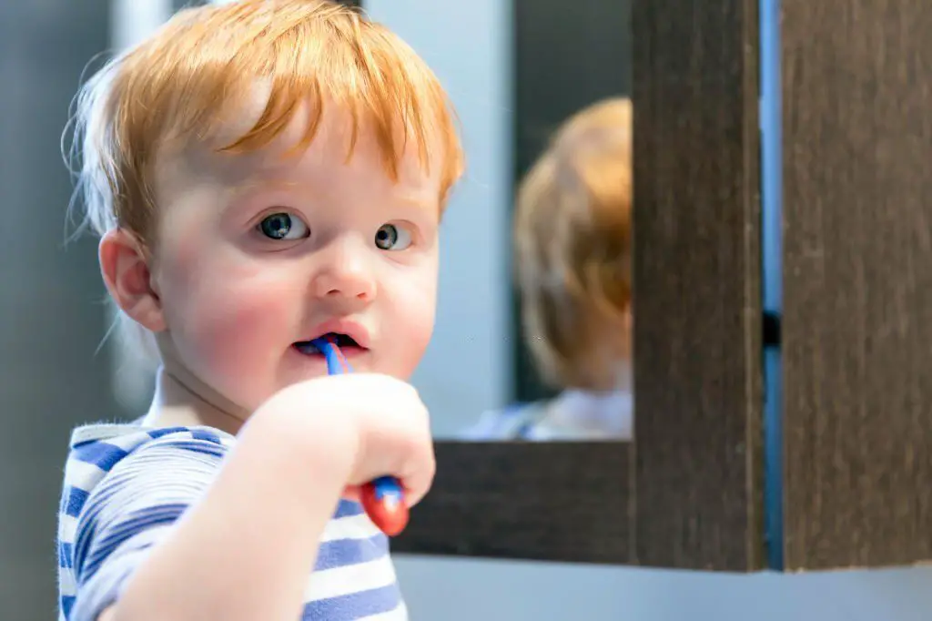 Bebé cepillándose los dientes de leche