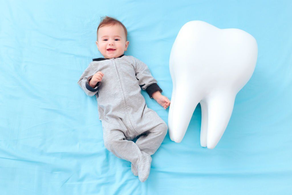 El cuidado de los dientes de leche en bebés