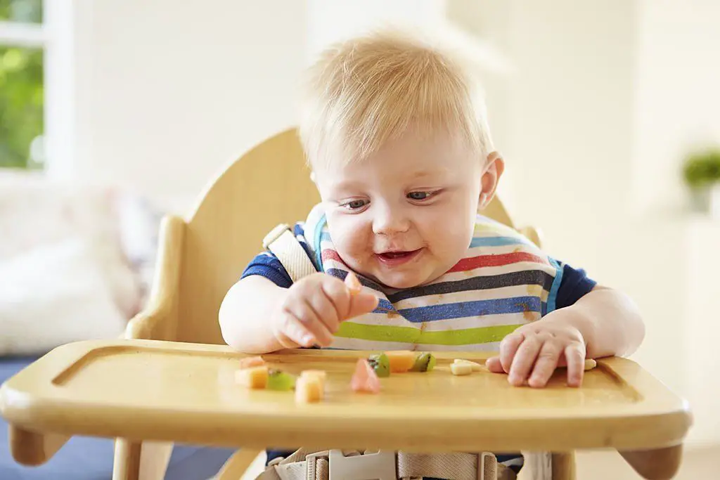 Cómo empezar a dar comida sin triturar a un bebé