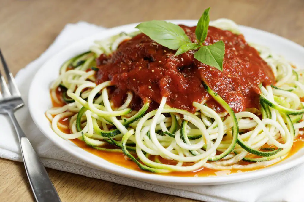 Espaguetis de calabacín con salsa de tomate y queso