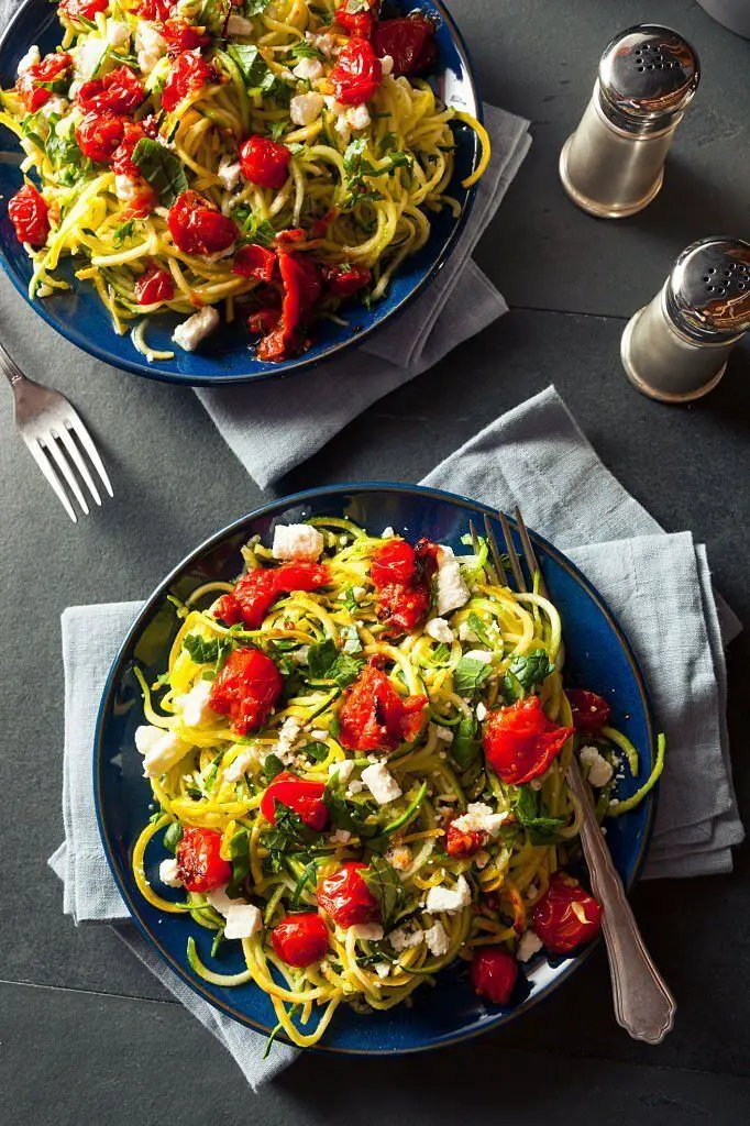 Espaguetis de calabacín salteados con verduras