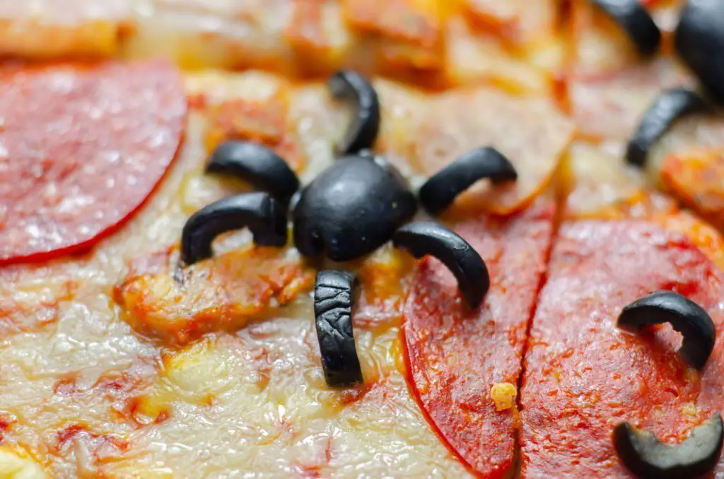 Arañas de aceitunas para decorar pizzas de Halloween