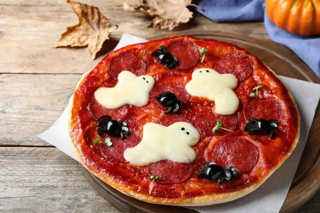 Pizza de Halloween con arañas y fantasmas