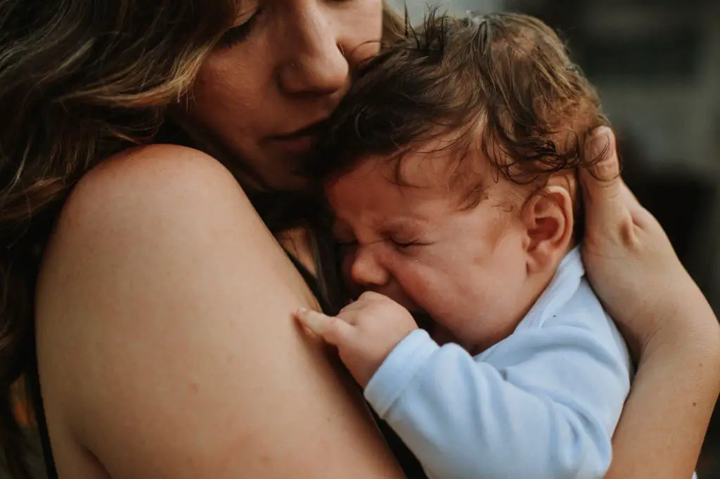 Calmar a un bebé que llora sin sacudirlo