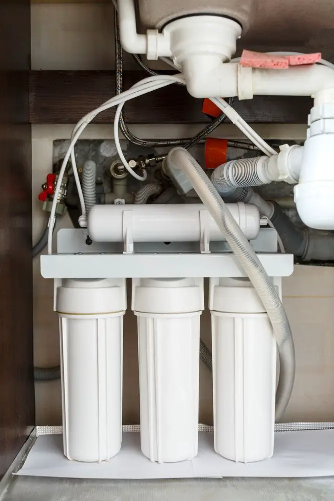 Sistema de purificación de agua de ósmosis inversa en la cocina de casa