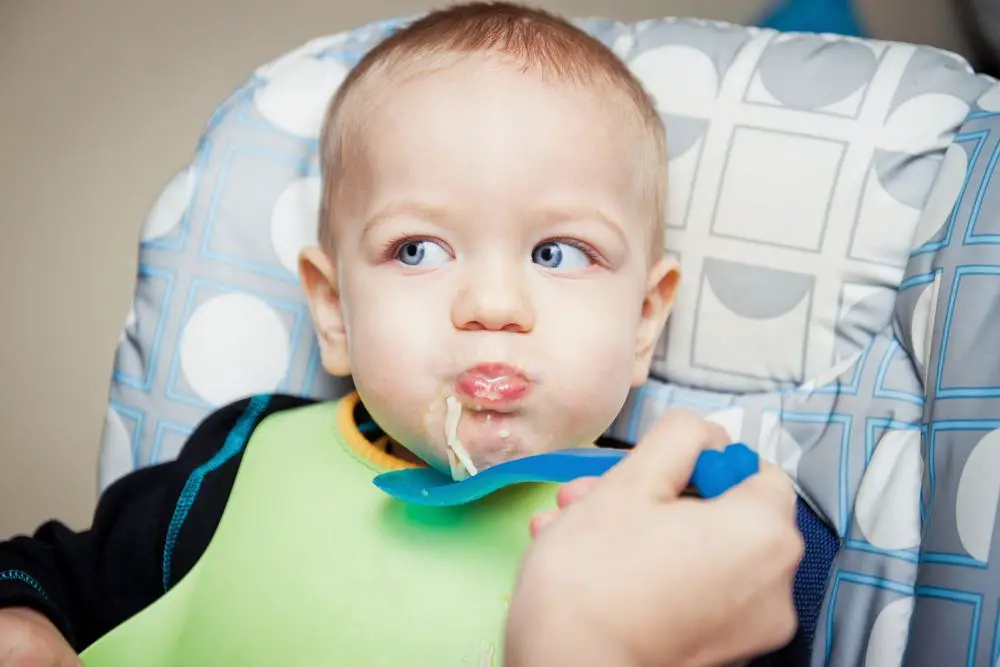 Bebé comiendo sopa de fideos