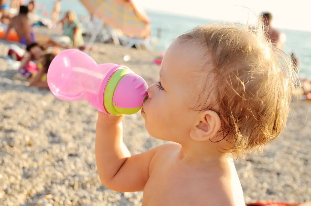 Bebé bebiendo agua