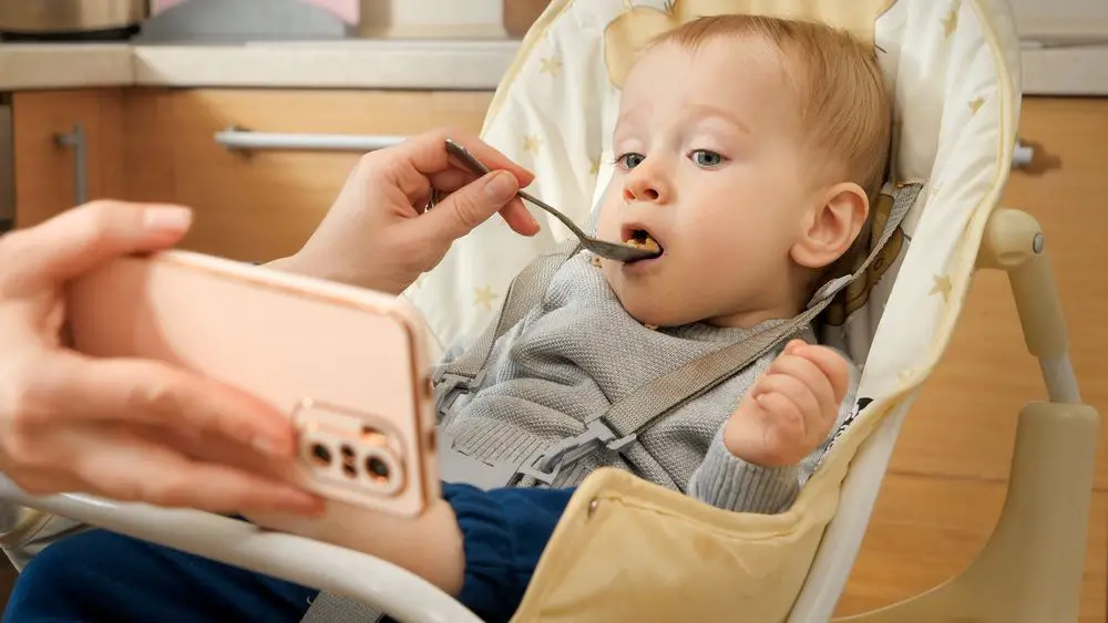 Dar de comer a los bebés con la pantalla