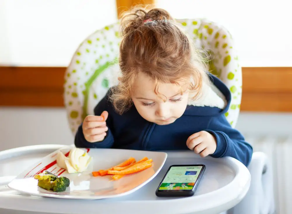 El impacto del uso de pantallas en bebés y niños mientras comen