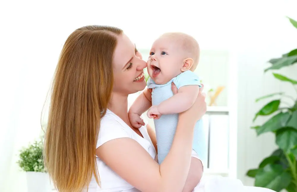 La importancia de coger al bebé en brazos