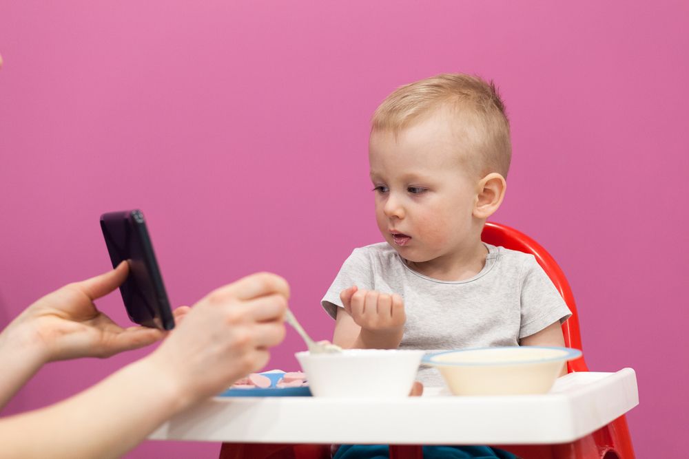 Pantallas en la mesa de bebés y niños mientras comen