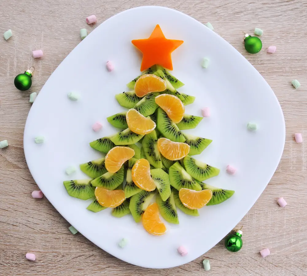 Árbol de Navidad con kiwi y mandarina
