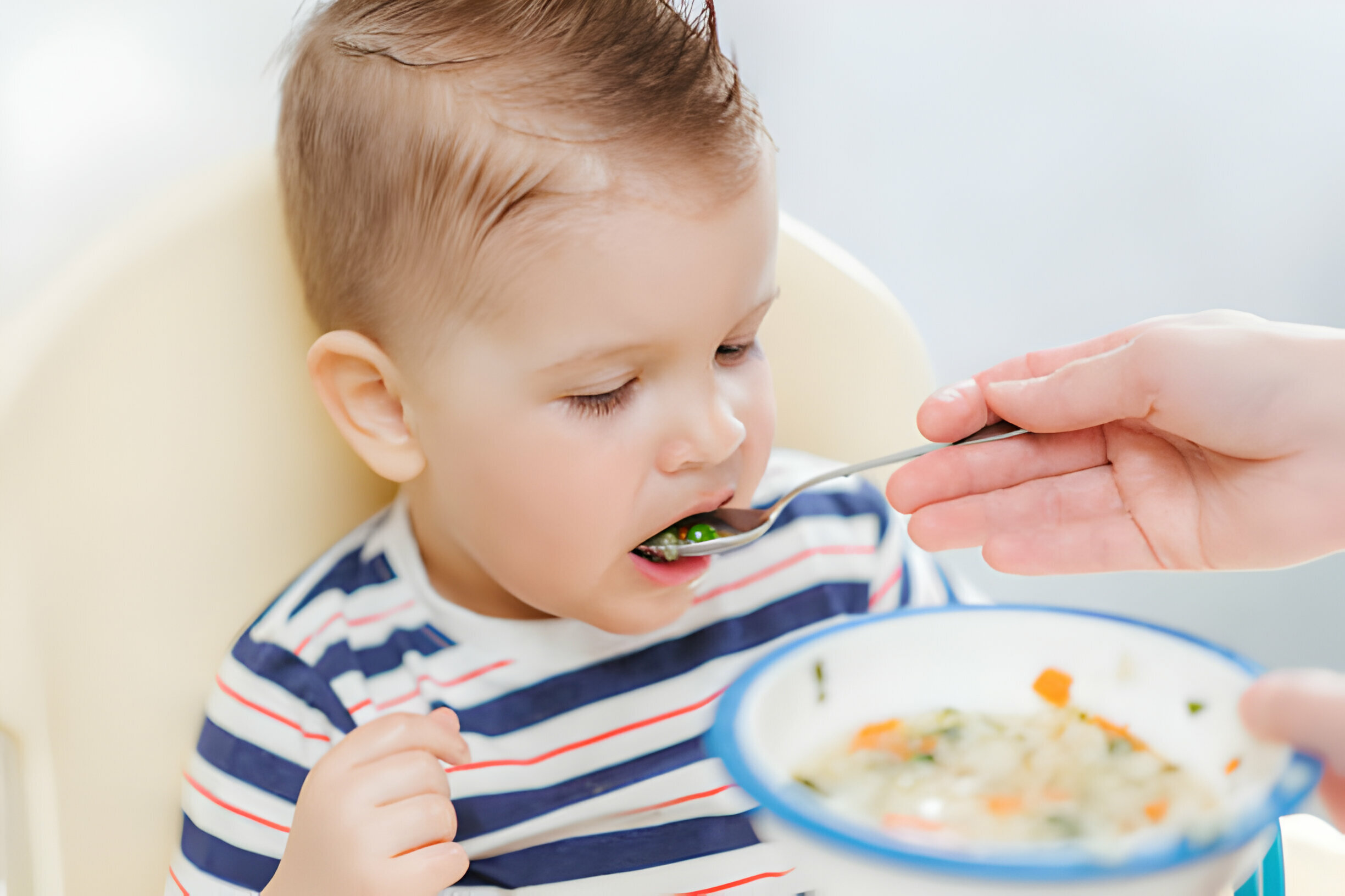 Bebé comiendo risotto de verduras